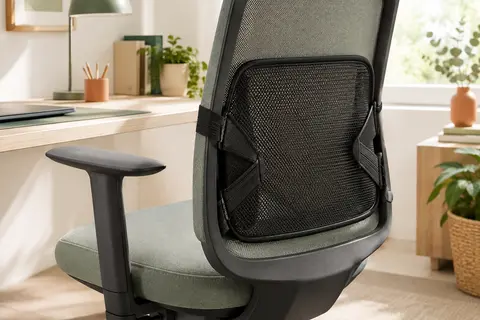 Support dorsal Fellowes en maille noire fixé au dossier d’une chaise de bureau claire