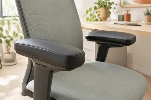 Paire de coussinets noirs en polyuréthane installés sur les accoudoirs d’une chaise de bureau